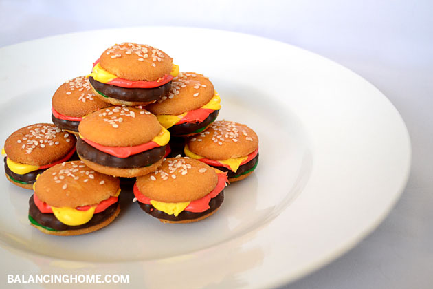 So simple to make and so yummy! Dying over the cuteness of these mini hamburger cookies.