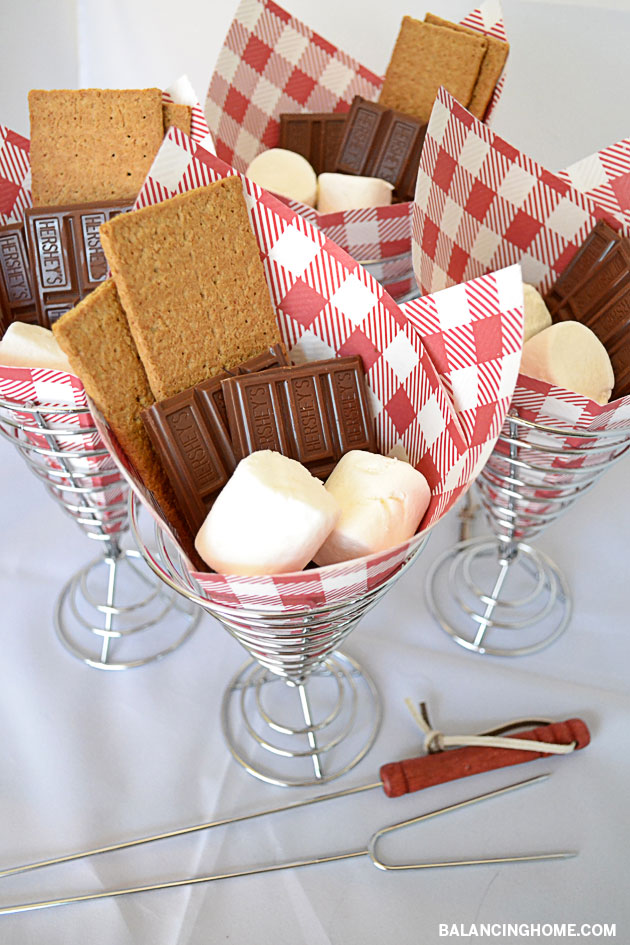 Summer Fun! What a fun way to serve summer's must-have dessert--S'mores! 
