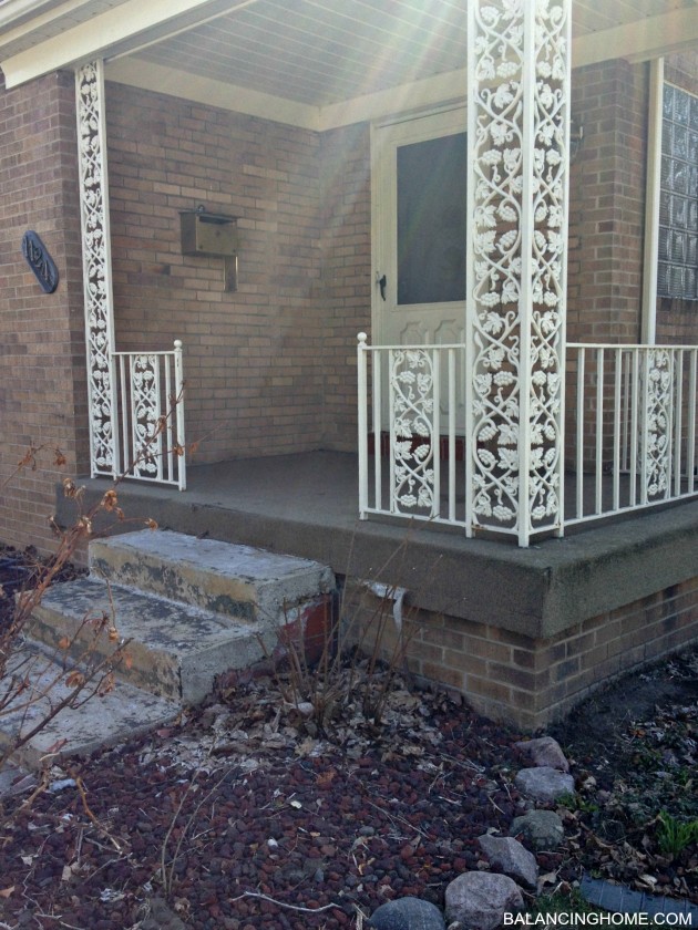 BEFORE-OUTDATED-FRONT-PORCH-CARPET-WROUGHT-IRON