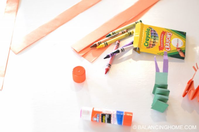 kid-craft-folded-paper-caterpillar-1
