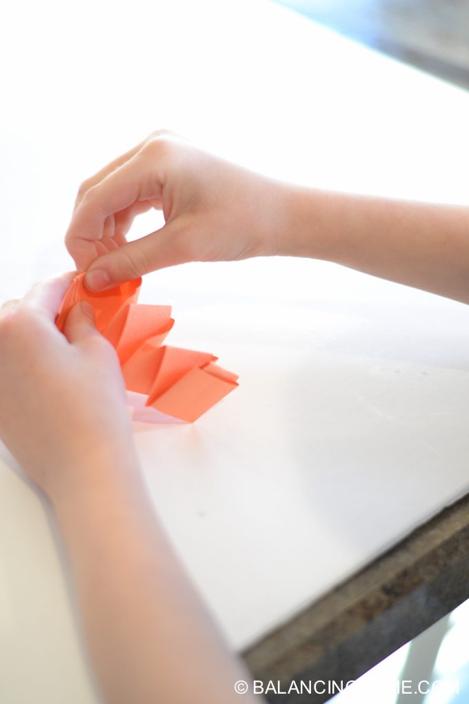 kid-craft-folded-paper-caterpillar-11